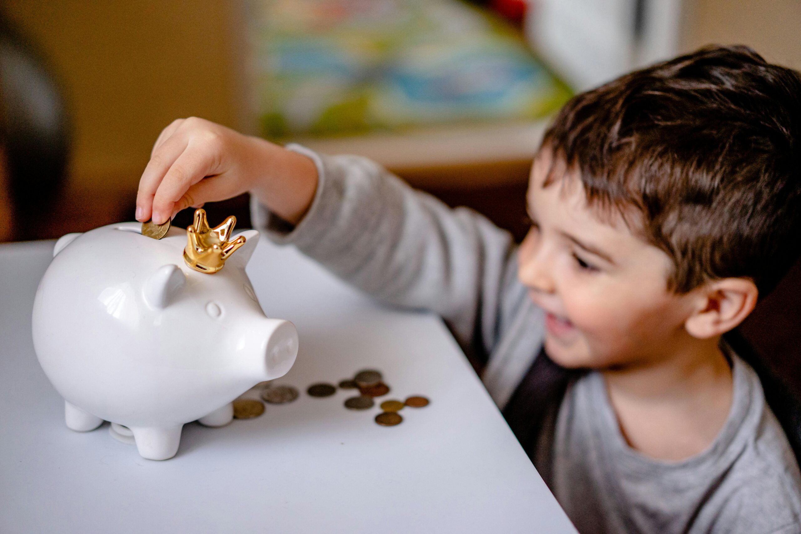 child putting money in a saving pig